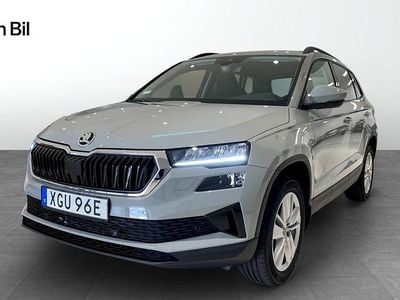 Grå (steel grey) Ny 2025 Skoda Karoq Selection SUV | 359 800 kr (Marknadspris)
