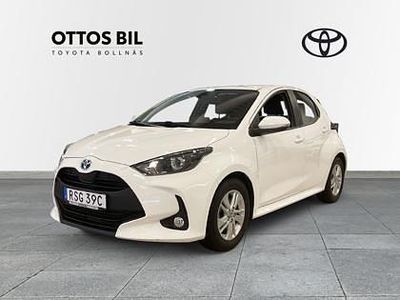 Vit Begagnad 2022 Toyota Yaris Hybrid Active Halvkombi | 205 000 kr (Marknadspris)