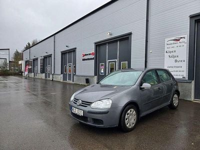 Begagnad VW Golf IV Trendline 102 HK (75 kW) 2004 Grå Halvkombi