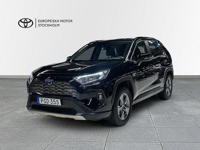 Svart (svart metallic) Begagnad 2024 Toyota RAV4 Hybrid Active SUV | 389 900 kr (Marknadspris)