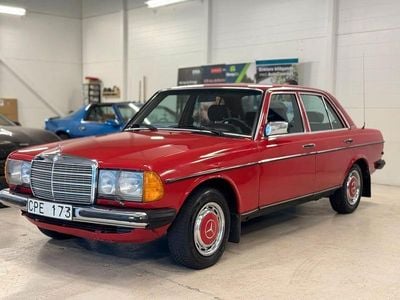 Röd Begagnad 1985 Mercedes 200 Sedan | 69 000 kr