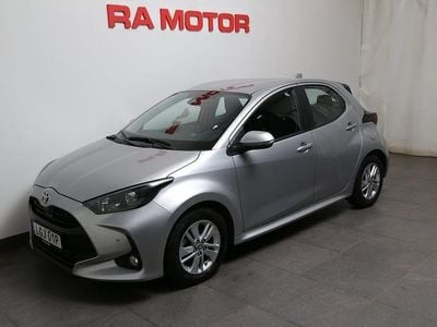 Begagnad Toyota Yaris Hybrid Active 116 HK (85 kW) 2023 Silver Halvkombi