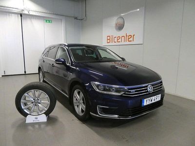 Mörkblå Begagnad 2017 VW Passat GTE Kombi | 149 900 kr (Marknadspris)
