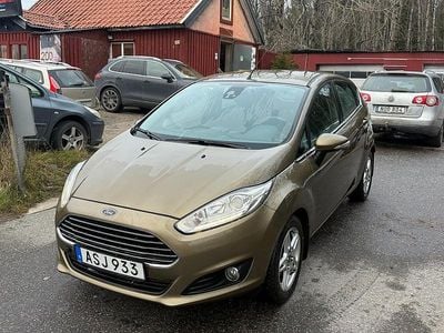 Begagnad Ford Fiesta Titanium 101 HK (74 kW) 2014 Brun Halvkombi