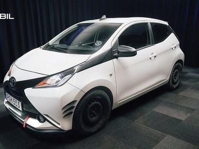 Begagnad Toyota Aygo X-play 69 HK (50 kW) 2017 Vit Halvkombi