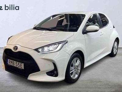 Vit Begagnad 2022 Toyota Yaris Hybrid Active Halvkombi | 194 900 kr (Marknadspris)