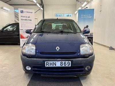Begagnad Renault Clio II 75 HK (55 kW) 2000 Mörkblå (blå) Halvkombi