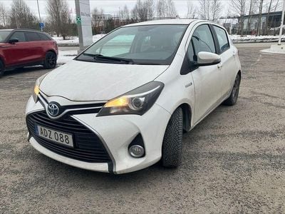 Vit Begagnad 2014 Toyota Yaris Hybrid Active | 124 900 kr (Superpris)