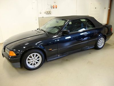 begagnad BMW 318 Cabriolet i Comfort 115hk Med Hardtop