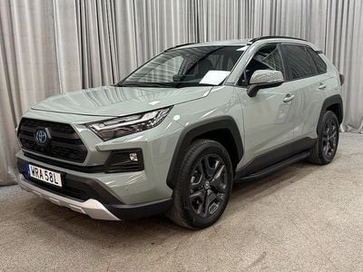 Grön Begagnad 2023 Toyota RAV4 Hybrid SUV | 439 900 kr (Marknadspris)