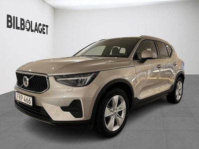 Ljusgrå Begagnad 2023 Volvo XC40 Core SUV | 349 800 kr (Marknadspris)