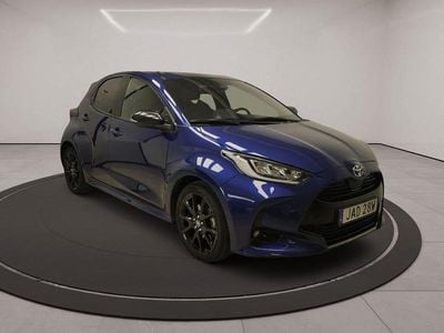 Mörkblå (blå) Begagnad 2022 Toyota Yaris Hybrid Style Halvkombi | 234 800 kr (Marknadspris)