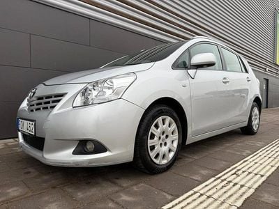 Begagnad Toyota Verso 126 HK (92 kW) 2010 Silver Minibuss