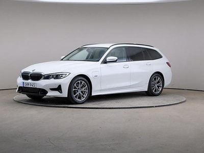 Vit Begagnad 2021 BMW 330e Sport Line Kombi | 279 000 kr (Marknadspris)