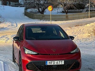 Kings red metallic Begagnad 2022 Cupra Born e-Boost Halvkombi | 299 900 kr (Marknadspris)