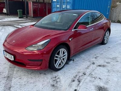 Begagnad Tesla Model 3 Standard Range Plus 189 kW (258 HK) 2020 Röd Sedan