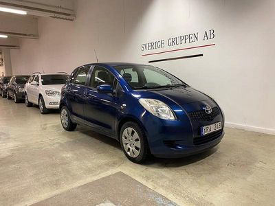 Begagnad Toyota Yaris 69 HK (50 kW) 2006 Blå Halvkombi
