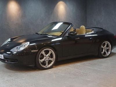 Begagnad Porsche 911 Carrera 301 HK (221 kW) 2000 Svart metallic