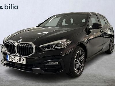 Svart Begagnad 2022 BMW 118 Sport Line Halvkombi | 254 900 kr (Marknadspris)