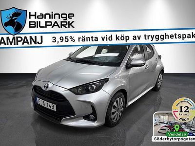 Silver Begagnad 2022 Toyota Yaris Hybrid Active Halvkombi | 174 995 kr (Marknadspris)