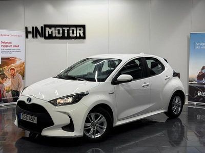Vit Begagnad 2021 Toyota Yaris Hybrid Active Halvkombi | 166 900 kr (Marknadspris)