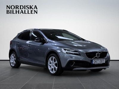 Grå Begagnad 2017 Volvo V40 CC Summum Kombi | 169 795 kr (Marknadspris)