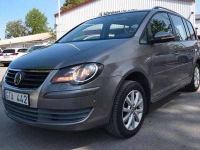Mörkgrå Begagnad 2010 VW Touran Trendline Minibuss | 104 900 kr (Lite dyr)