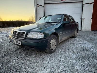 Grön Begagnad 1996 Mercedes C180 Sedan | 29 900 kr