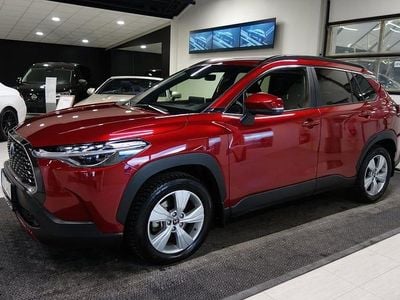 Röd Begagnad 2023 Toyota Corolla Cross Style SUV | 359 000 kr (Marknadspris)