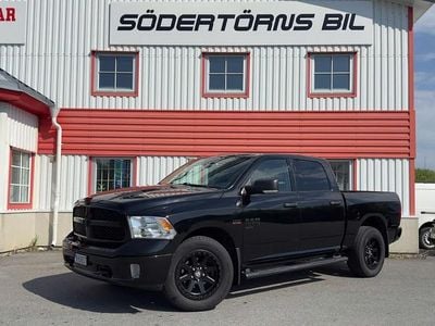 Svart Begagnad 2022 RAM 1500 Pickup | 469 900 kr (Marknadspris)