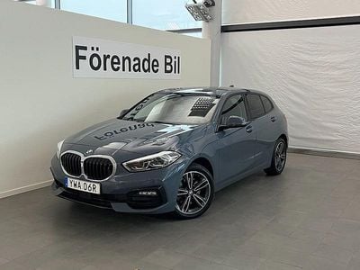Grå Begagnad 2022 BMW 118 Shadowline Halvkombi | 229 000 kr (Marknadspris)