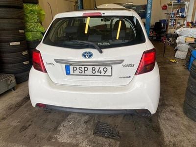 Begagnad Toyota Yaris Hybrid 101 HK (74 kW) 2014