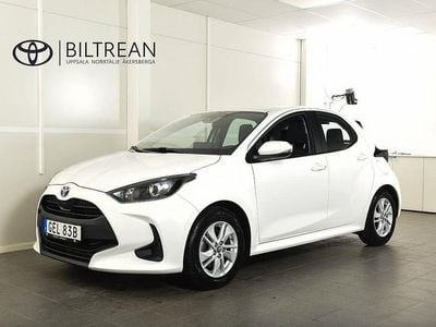 Vit Begagnad 2022 Toyota Yaris Hybrid Active Halvkombi | 198 900 kr (Marknadspris)