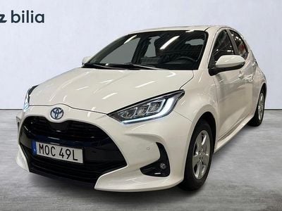 Vit Begagnad 2025 Toyota Yaris Hybrid Active Halvkombi | 279 900 kr (Lite dyr)