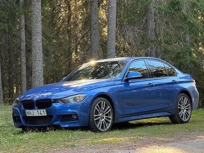 Estoril blue Begagnad 2013 BMW 320 Advantage Sedan | 178 000 kr (Dyr)
