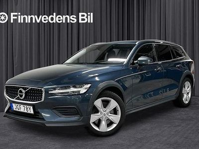 Mörkblå Begagnad 2019 Volvo V60 CC Kombi | 199 000 kr (Marknadspris)
