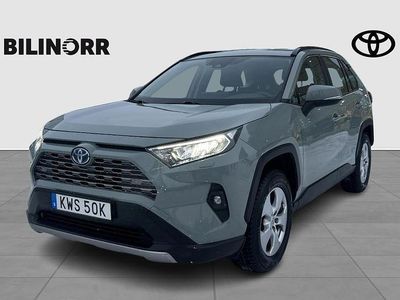 Grön Begagnad 2022 Toyota RAV4 Hybrid Active SUV | 329 900 kr (Marknadspris)