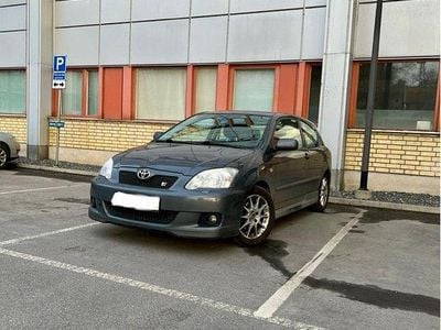 Grå Begagnad 2005 Toyota Corolla Halvkombi | 74 900 kr (Dyr)