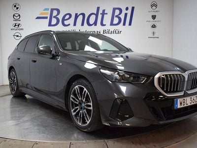 Sophisto grey brilliant effect Begagnad 2025 BMW 530 M Sport Kombi | 599 500 kr