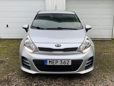 Grå Begagnad 2015 Kia Rio Halvkombi | 69 900 kr (Marknadspris)