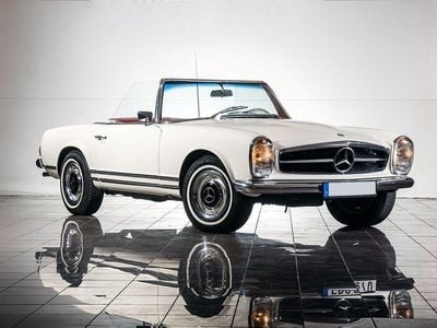 Begagnad Mercedes 230 170 HK (125 kW) 1966 Vit Cab