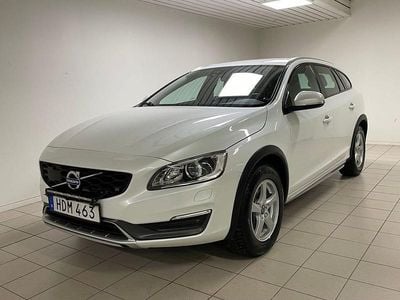 Vit Begagnad 2016 Volvo V60 CC Momentum Kombi | 169 000 kr (Marknadspris)