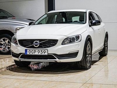 Vit Begagnad 2016 Volvo V60 CC Summum Kombi | 149 500 kr (Marknadspris)