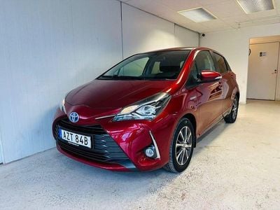 Röd Begagnad 2019 Toyota Yaris Hybrid Halvkombi | 159 900 kr (Marknadspris)