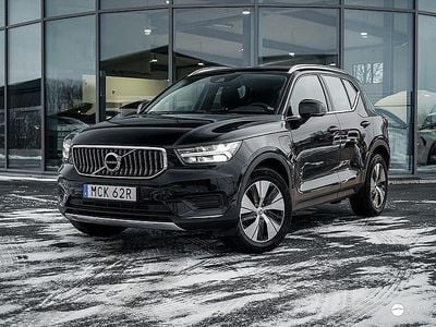 Svart Begagnad 2021 Volvo XC40 Momentum SUV | 339 900 kr (Marknadspris)