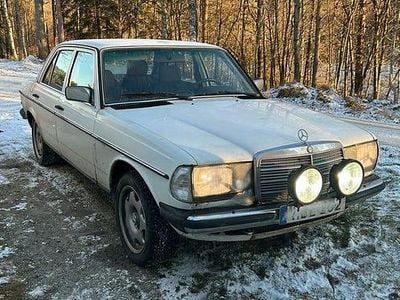 Vit 737 classic Begagnad 1985 Mercedes E300 Sedan | 49 000 kr