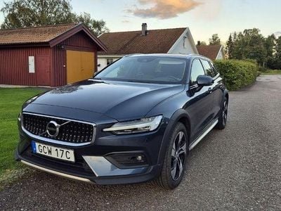 Blå Begagnad 2019 Volvo V60 CC Kombi | 255 000 kr (Marknadspris)