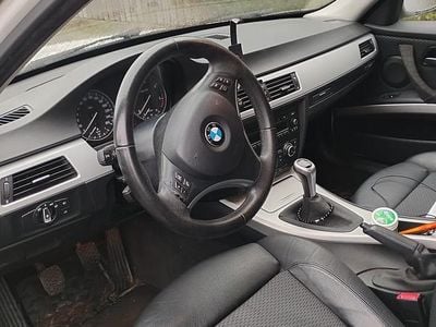 Tak samt bakspoiler svart Begagnad 2010 BMW 320 Sedan | 75 900 kr (Marknadspris)