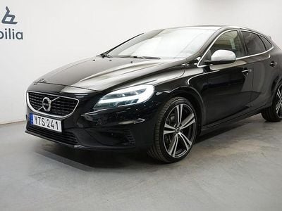 Svart Begagnad 2017 Volvo V40 R-Design Halvkombi | 199 900 kr (Marknadspris)