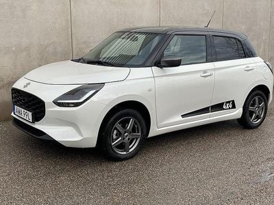 Vit Begagnad 2024 Suzuki Swift Halvkombi | 259 500 kr (Marknadspris)
